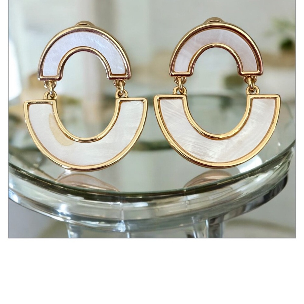🌷HOST PICK🌷 NWT Chico’s Mother of Pearl Drop Earrings